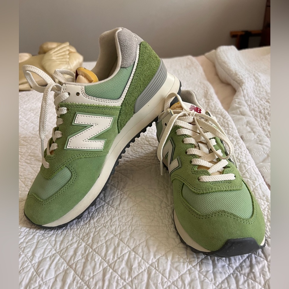 New Balance 574 “Chive” Sneaker 6M/7.5W